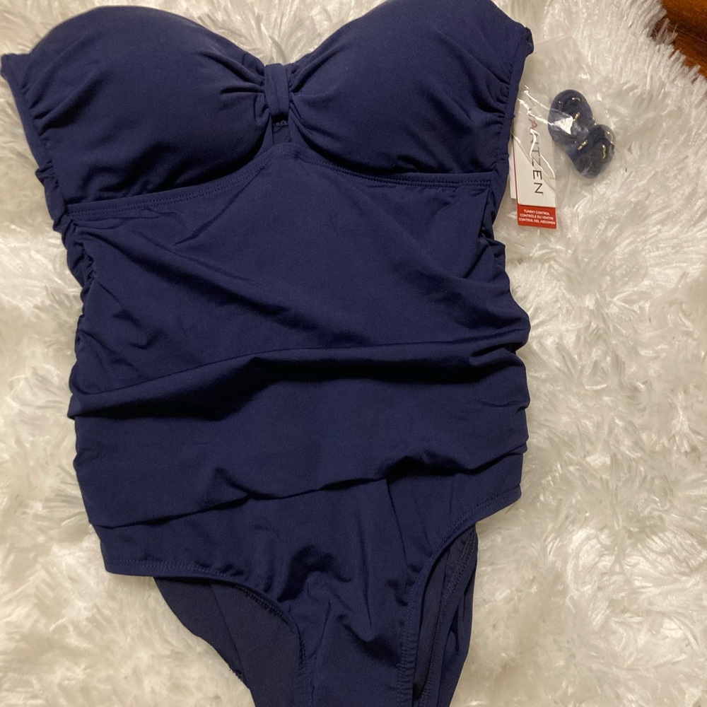 Jantzen Ladies Sz 6 One piece swim suit. NWT.